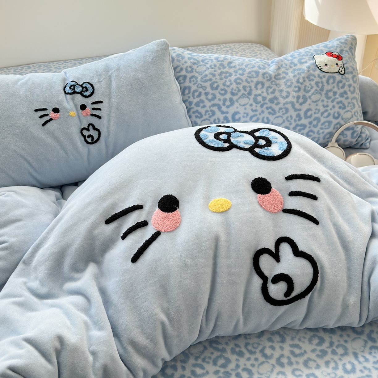 91家纺网 家纺一手货源 找家纺 乐童家纺 2025新款小清新牛奶绒毛巾绣四件套-第二波 豹纹KT蓝