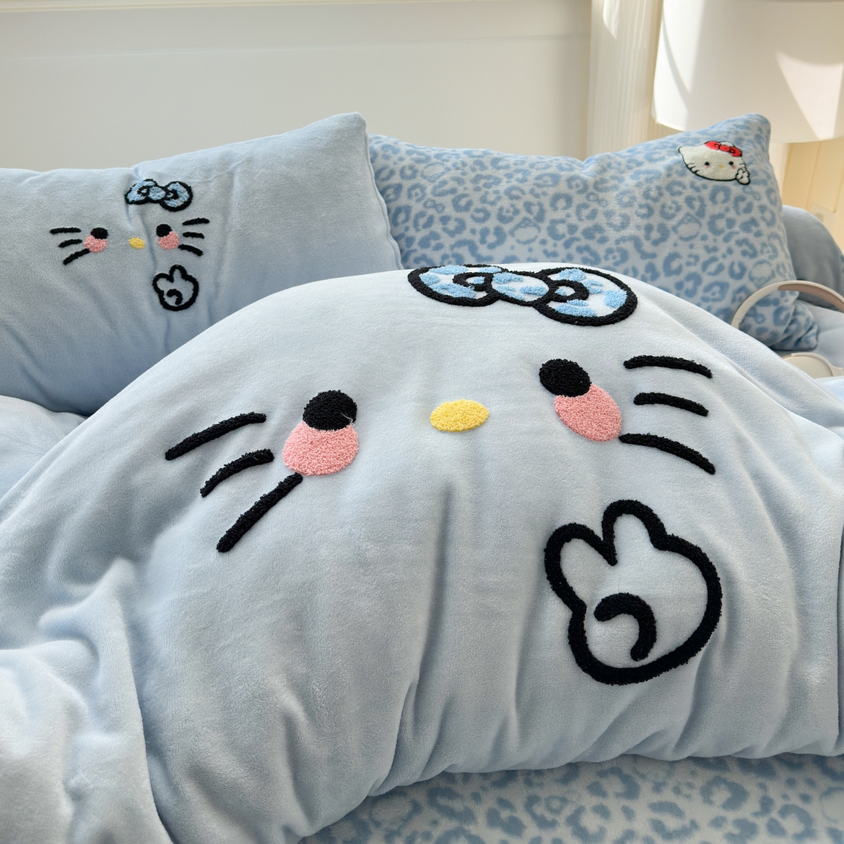 91家纺网 家纺一手货源 找家纺 乐童家纺 2025新款小清新牛奶绒毛巾绣四件套-第二波 豹纹KT蓝