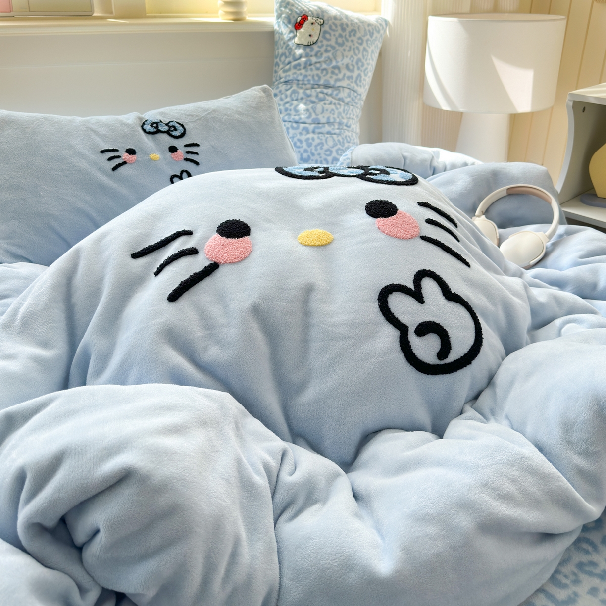 91家纺网 家纺一手货源 找家纺 乐童家纺 2025新款小清新牛奶绒毛巾绣四件套-第二波 豹纹KT蓝