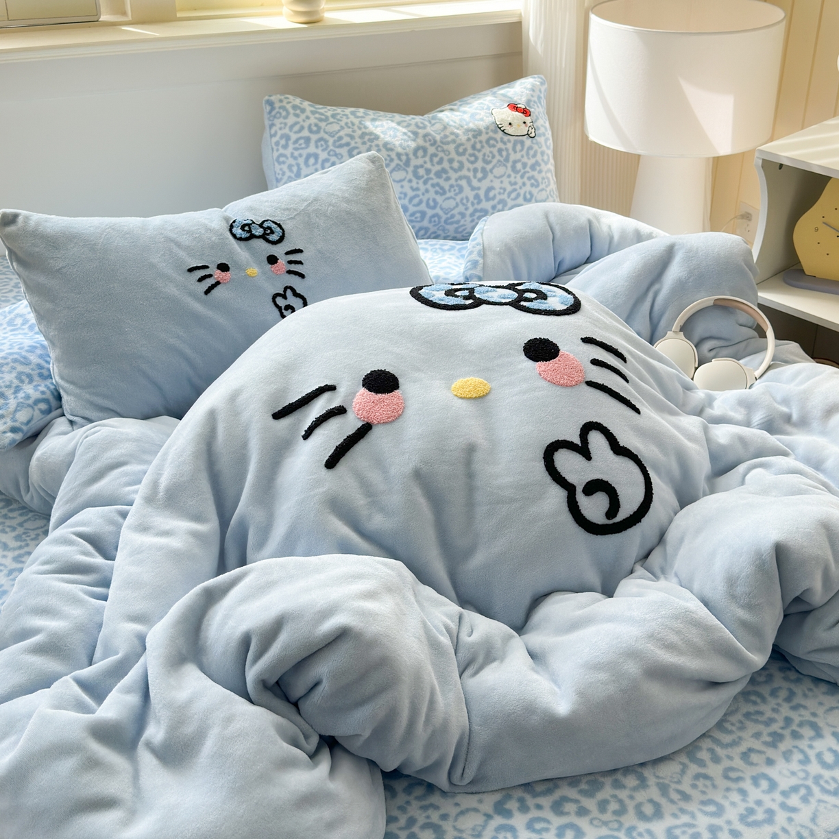 91家纺网 家纺一手货源 找家纺 乐童家纺 2025新款小清新牛奶绒毛巾绣四件套-第二波 豹纹KT蓝