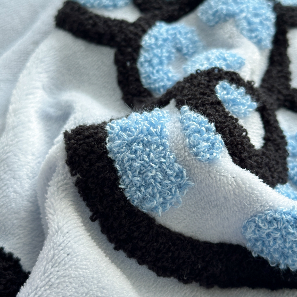 91家纺网 家纺一手货源 找家纺 乐童家纺 2025新款小清新牛奶绒毛巾绣四件套-第二波 豹纹KT蓝