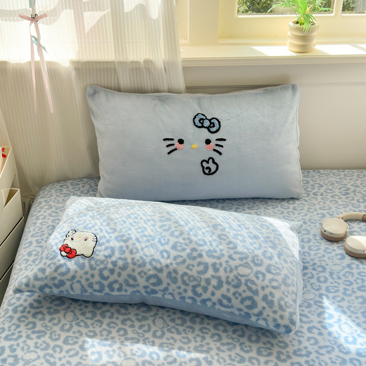 91家纺网 家纺一手货源 找家纺 乐童家纺 2025新款小清新牛奶绒毛巾绣四件套-第二波 豹纹KT蓝