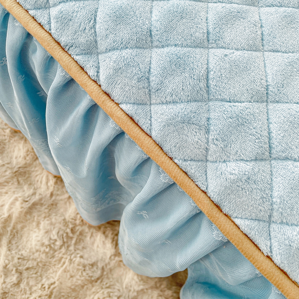 91家纺网 家纺一手货源 找家纺 情恒家纺 2025新款立体泡泡牛奶绒夹棉床裙三件套系列-浅语光年 浅语光年-蔚蓝