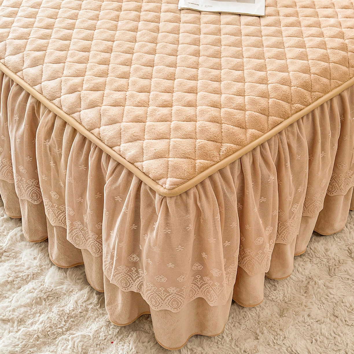 91家纺网 家纺一手货源 找家纺 情恒家纺 2025新款立体泡泡牛奶绒夹棉床裙三件套系列-浅语光年 浅语光年-卡其