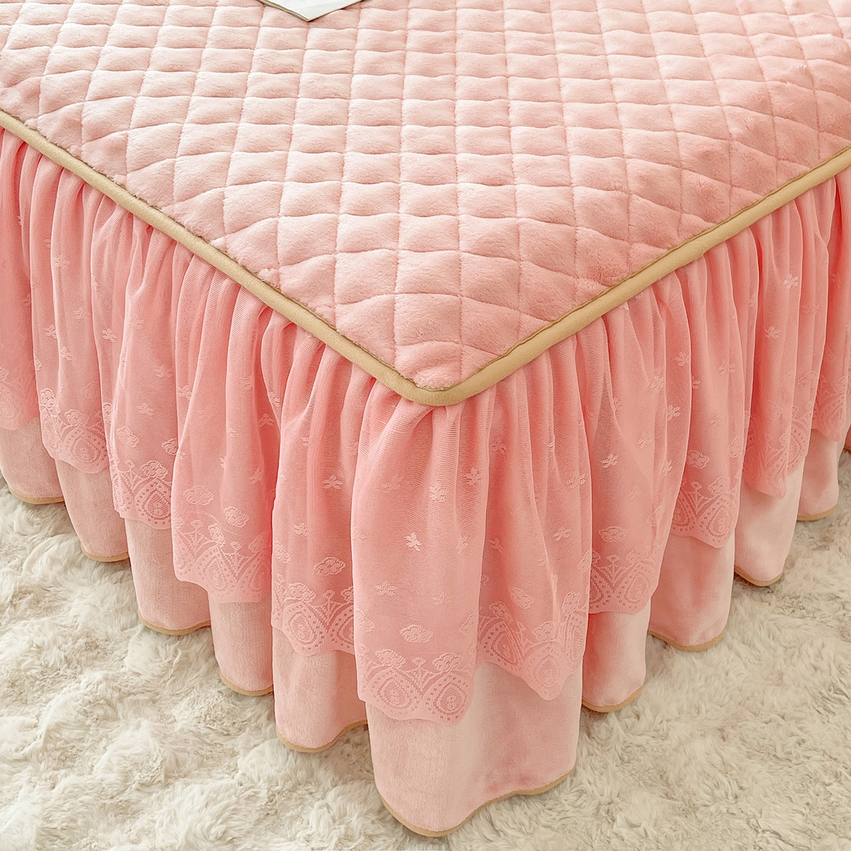 91家纺网 家纺一手货源 找家纺 情恒家纺 2025新款立体泡泡牛奶绒夹棉床裙三件套系列-浅语光年 浅语光年-香粉