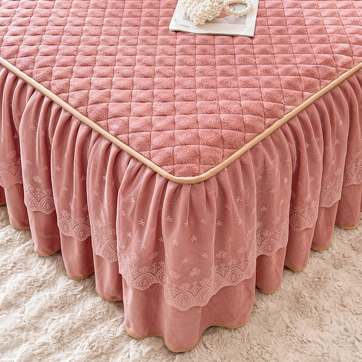 91家纺网 家纺一手货源 找家纺 情恒家纺 2025新款立体泡泡牛奶绒夹棉床裙三件套系列-浅语光年 浅语光年-豆沙