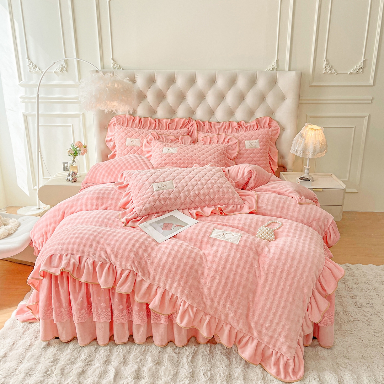 91家纺网 家纺一手货源 找家纺 情恒家纺 2025新款立体泡泡牛奶绒夹棉床裙三件套系列-浅语光年 浅语光年-香粉