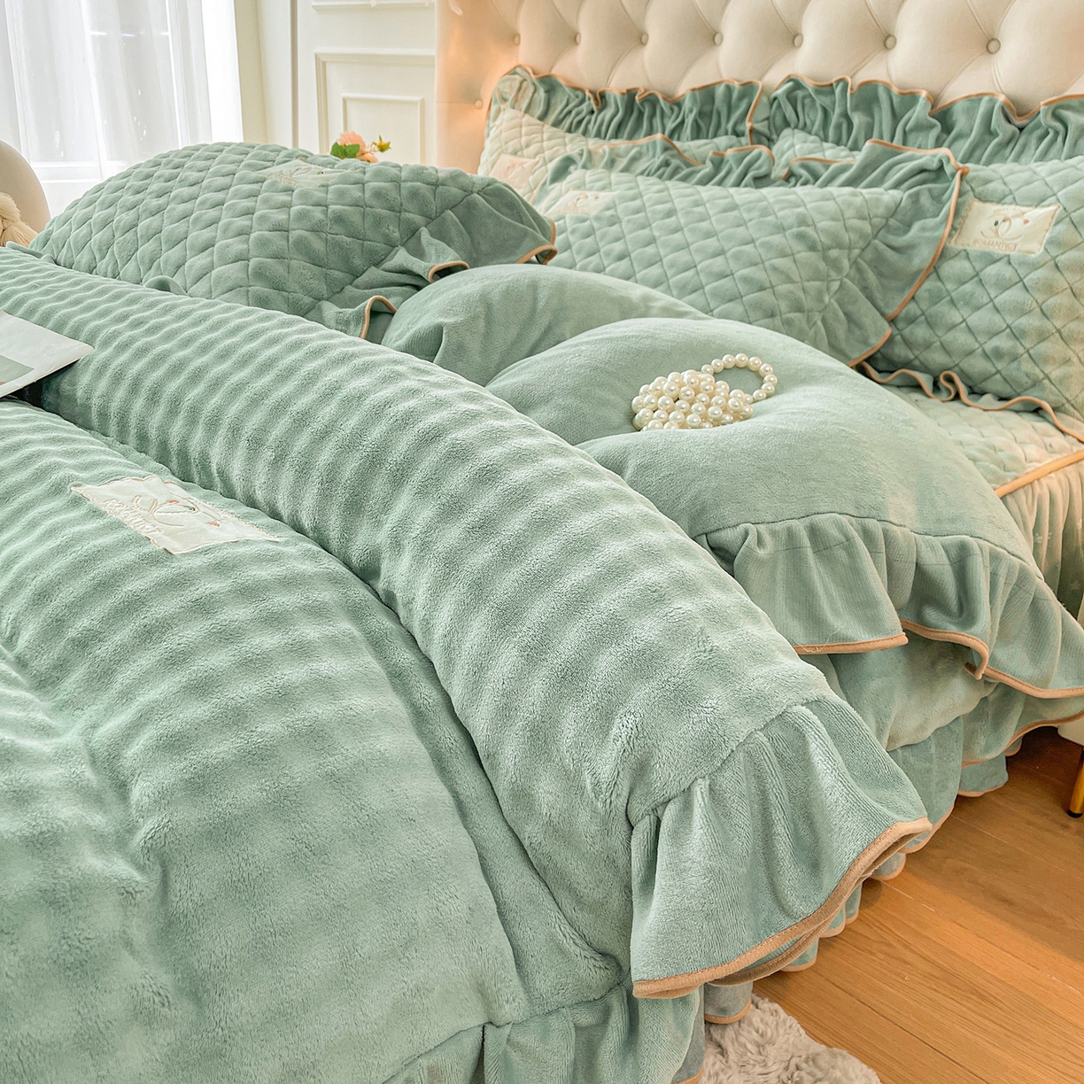 91家纺网 家纺一手货源 找家纺 情恒家纺 2025新款立体泡泡牛奶绒夹棉床裙三件套系列-浅语光年 浅语光年-水绿