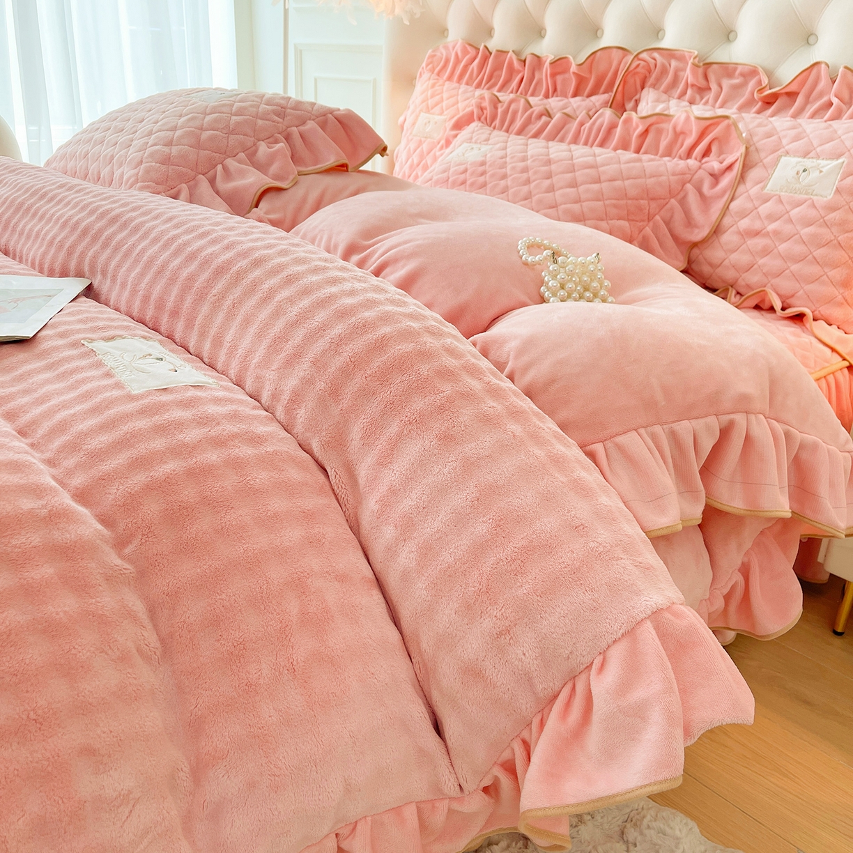 91家纺网 家纺一手货源 找家纺 情恒家纺 2025新款立体泡泡牛奶绒夹棉床裙三件套系列-浅语光年 浅语光年-香粉