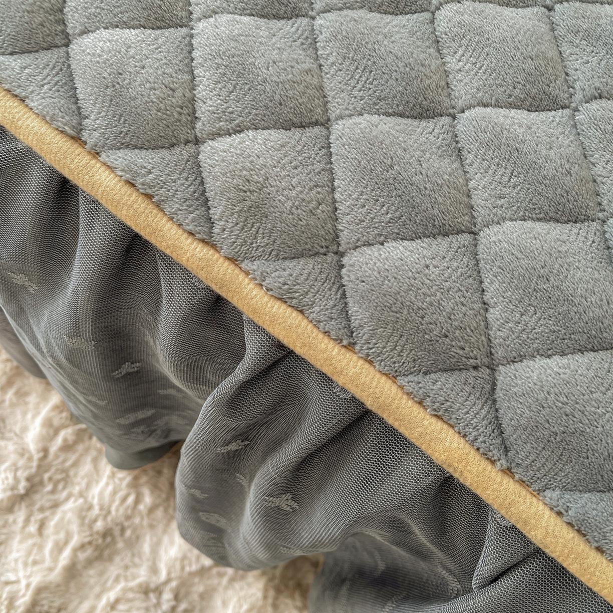 91家纺网 家纺一手货源 找家纺 情恒家纺 2025新款立体泡泡牛奶绒夹棉床裙三件套系列-浅语光年 浅语光年-星灰