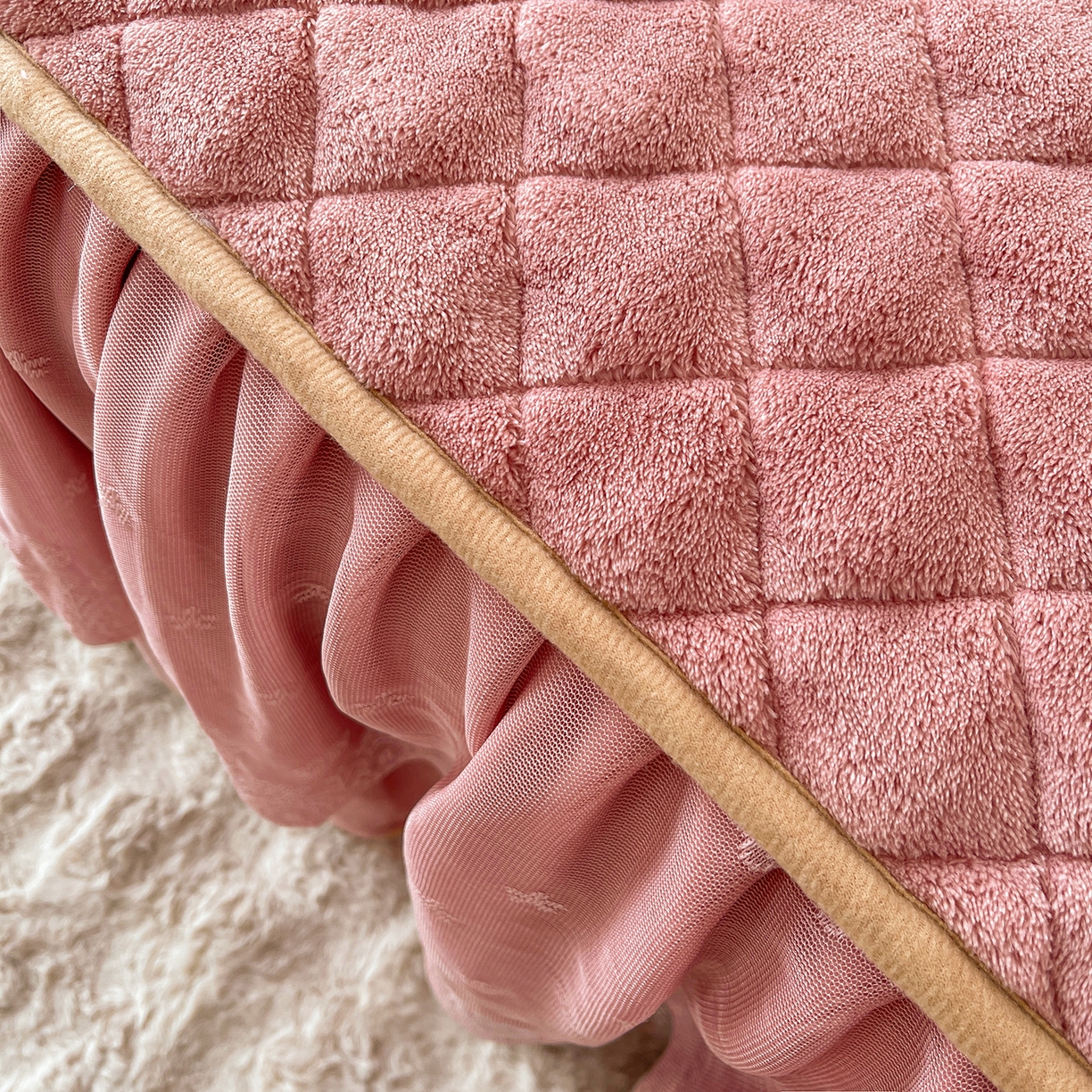 91家纺网 家纺一手货源 找家纺 （总）情恒家纺 2025新款立体泡泡牛奶绒夹棉床裙三件套系列-浅语光年