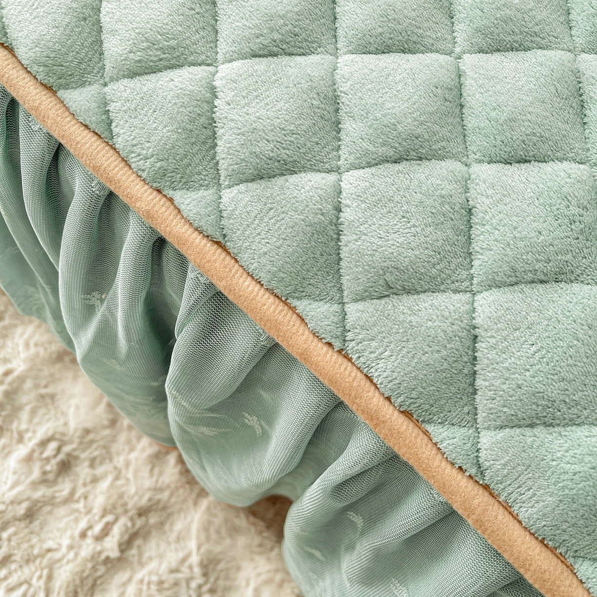 91家纺网 家纺一手货源 找家纺 情恒家纺 2025新款立体泡泡牛奶绒夹棉床裙三件套系列-浅语光年 浅语光年-水绿