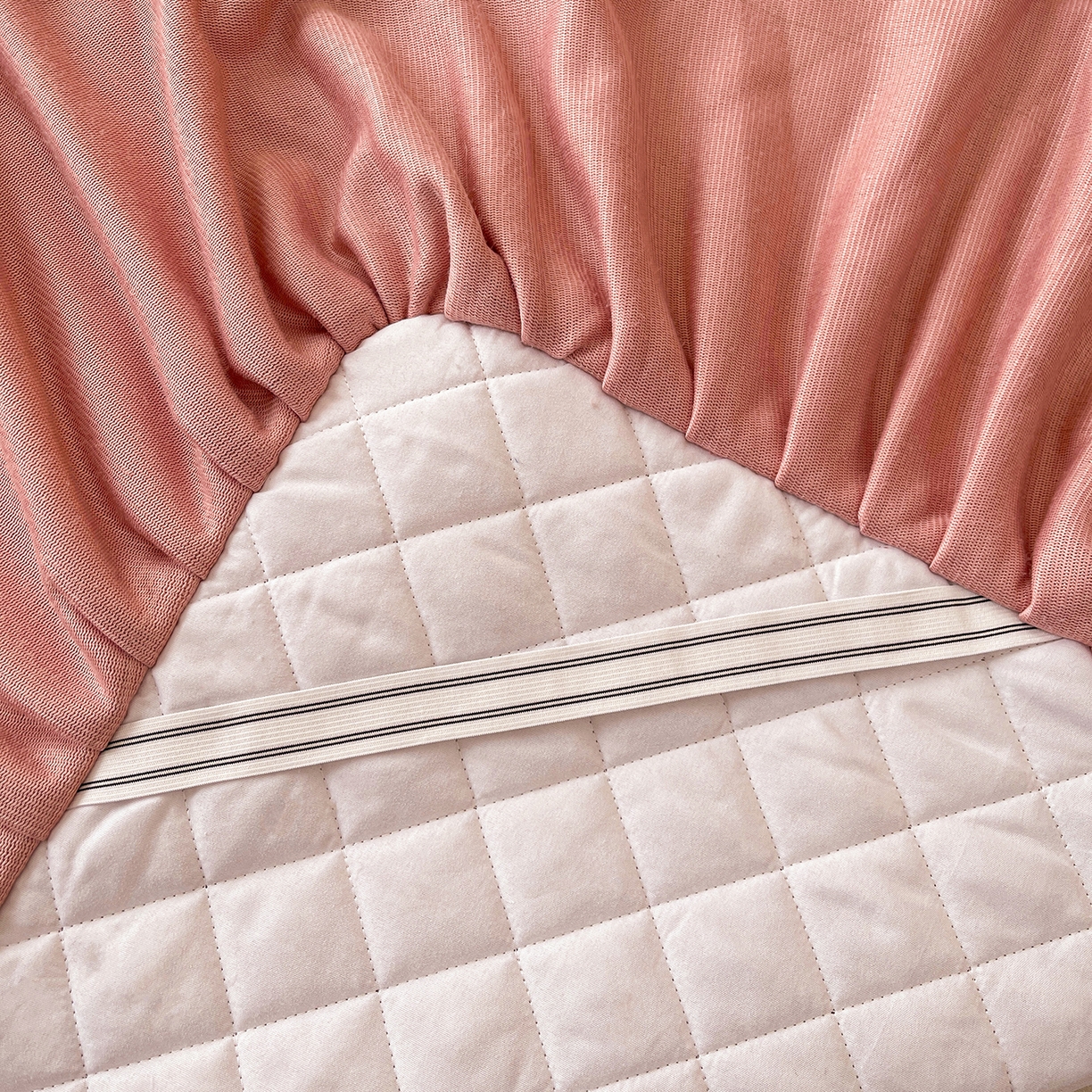 91家纺网 家纺一手货源 找家纺 情恒家纺 2025新款立体泡泡牛奶绒夹棉床裙三件套系列-浅语光年 浅语光年-豆沙