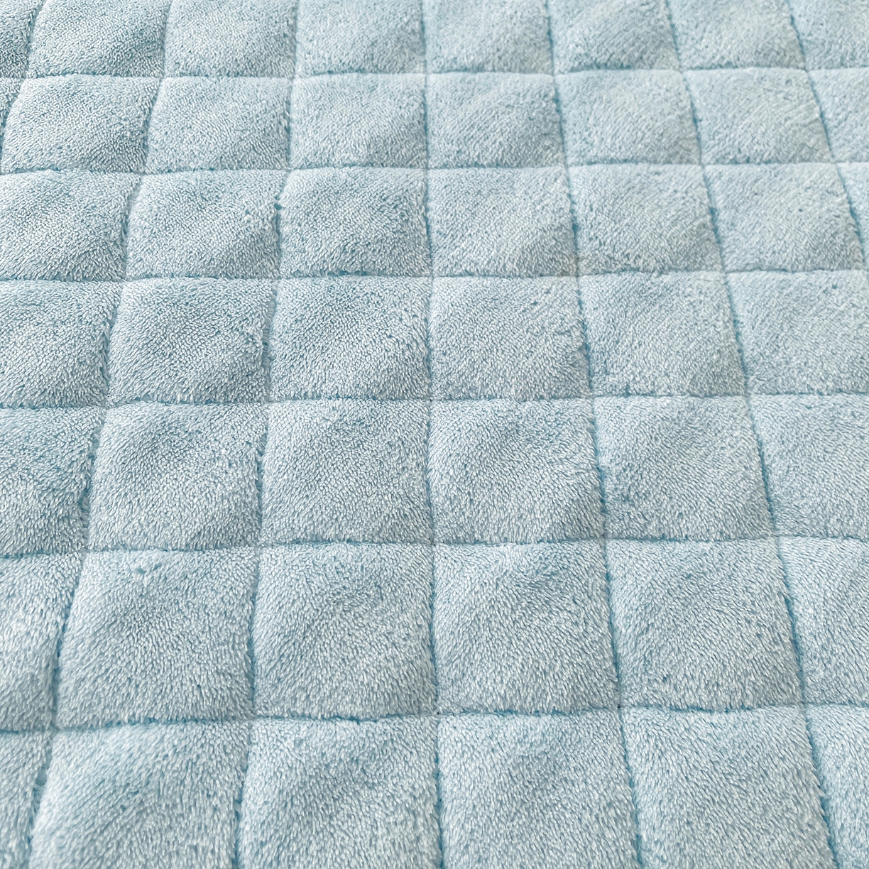 91家纺网 家纺一手货源 找家纺 情恒家纺 2025新款立体泡泡牛奶绒夹棉床裙三件套系列-浅语光年 浅语光年-蔚蓝