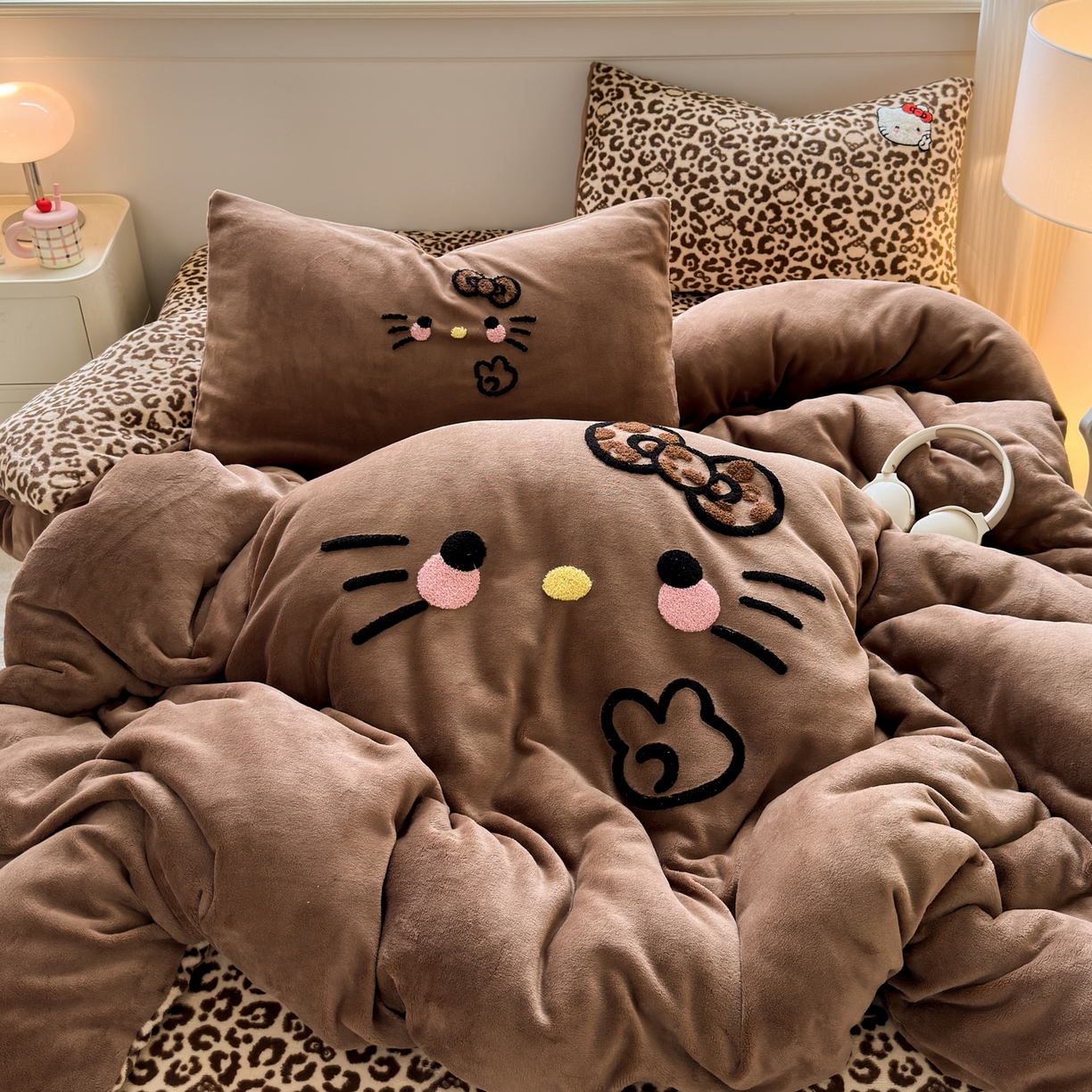 91家纺网 家纺一手货源 找家纺 乐童家纺 2025新款小清新牛奶绒毛巾绣四件套-第二波 黑皮KT咖