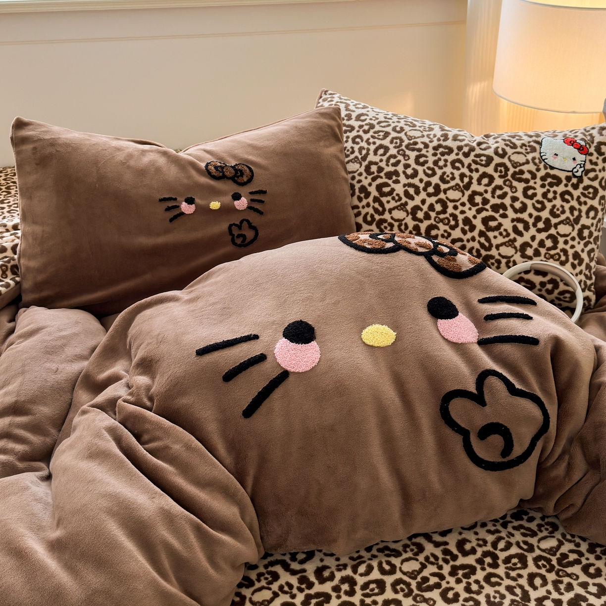 91家纺网 家纺一手货源 找家纺 乐童家纺 2025新款小清新牛奶绒毛巾绣四件套-第二波 黑皮KT咖