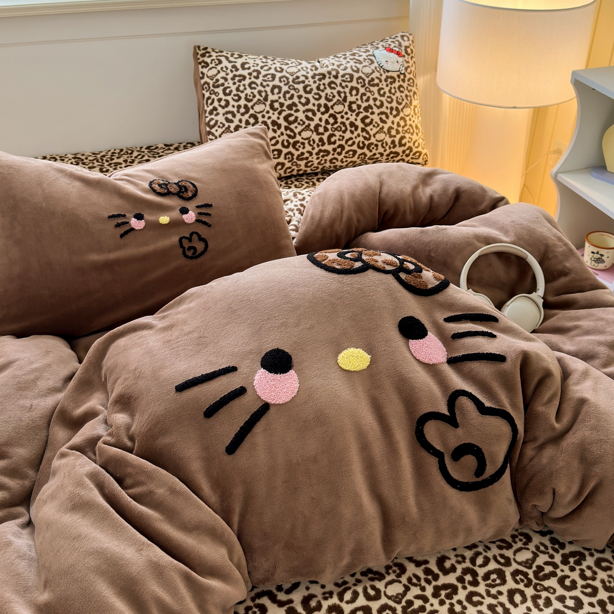 91家纺网 家纺一手货源 找家纺 乐童家纺 2025新款小清新牛奶绒毛巾绣四件套-第二波 黑皮KT咖