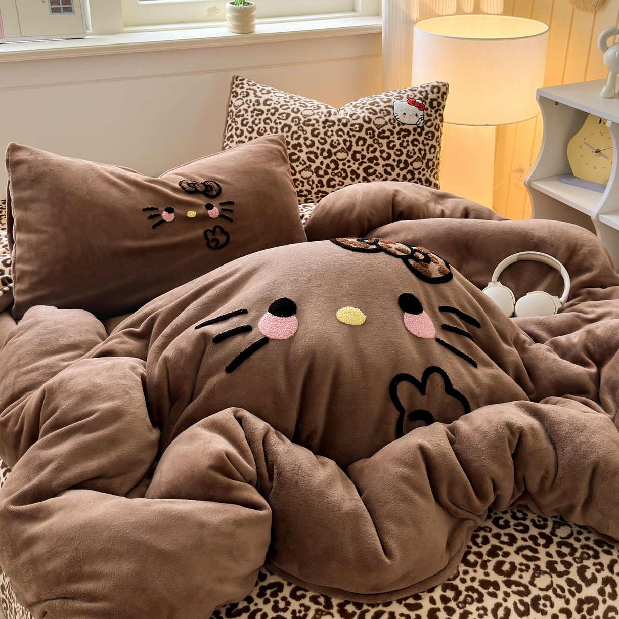 91家纺网 家纺一手货源 找家纺 乐童家纺 2025新款小清新牛奶绒毛巾绣四件套-第二波 黑皮KT咖