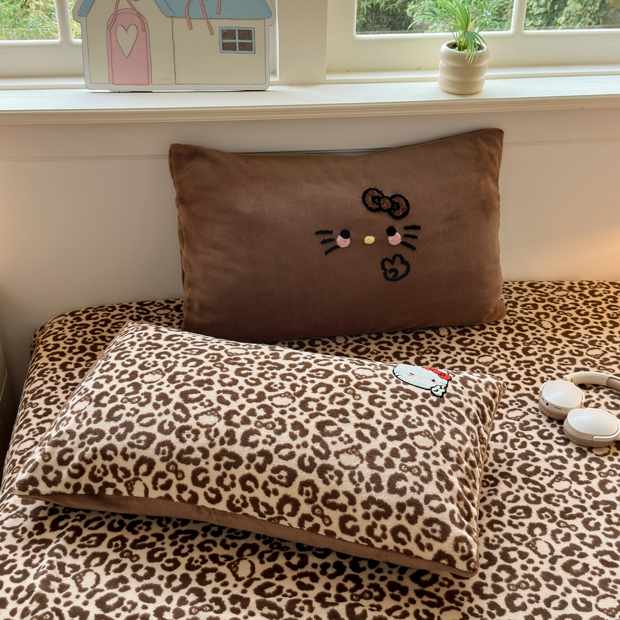 91家纺网 家纺一手货源 找家纺 乐童家纺 2025新款小清新牛奶绒毛巾绣四件套-第二波 黑皮KT咖