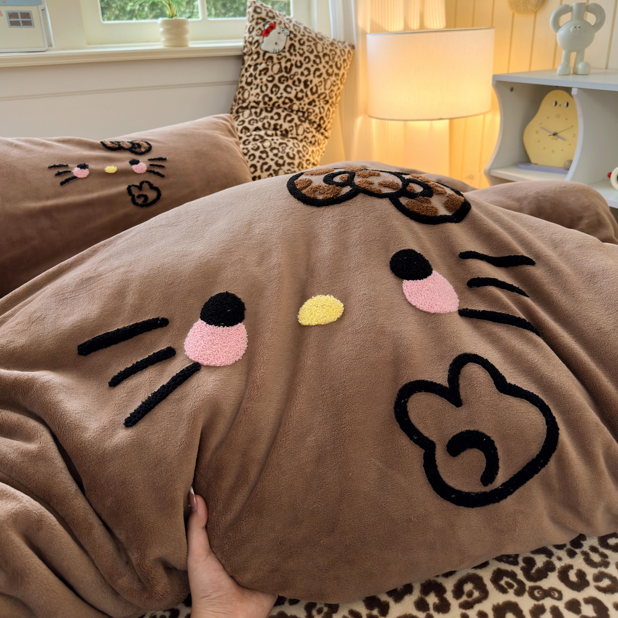 91家纺网 家纺一手货源 找家纺 乐童家纺 2025新款小清新牛奶绒毛巾绣四件套-第二波 黑皮KT咖