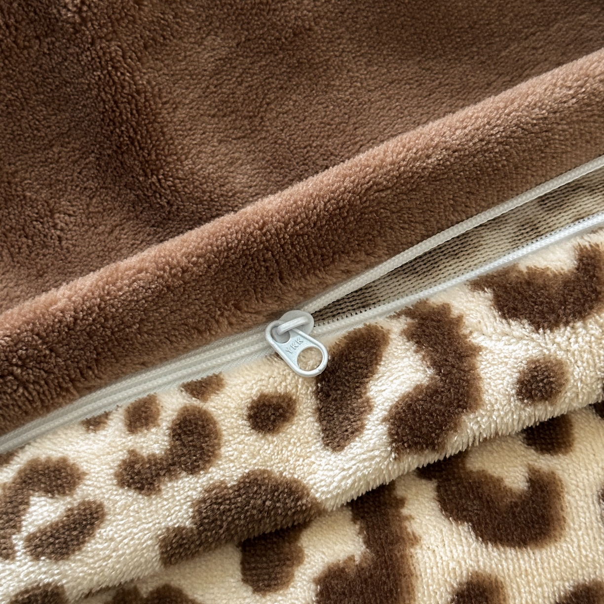 91家纺网 家纺一手货源 找家纺 乐童家纺 2025新款小清新牛奶绒毛巾绣四件套-第二波 黑皮KT咖