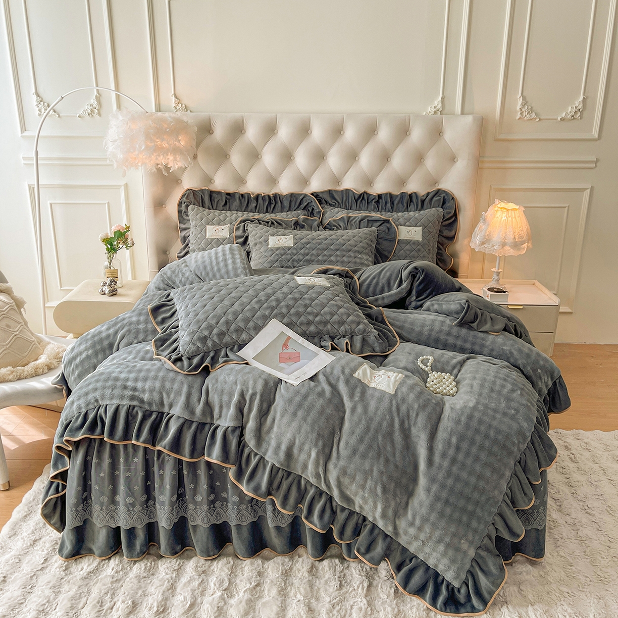 91家纺网 家纺一手货源 找家纺 （总）情恒家纺 2025新款立体泡泡牛奶绒夹棉床裙四件套系列-浅语光年