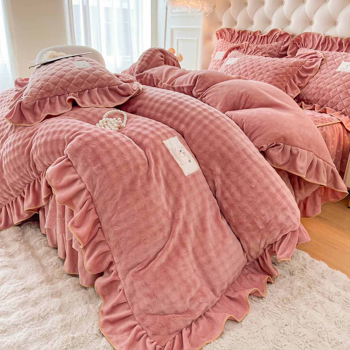 91家纺网 家纺一手货源 找家纺 （总）情恒家纺 2025新款立体泡泡牛奶绒夹棉床裙四件套系列-浅语光年