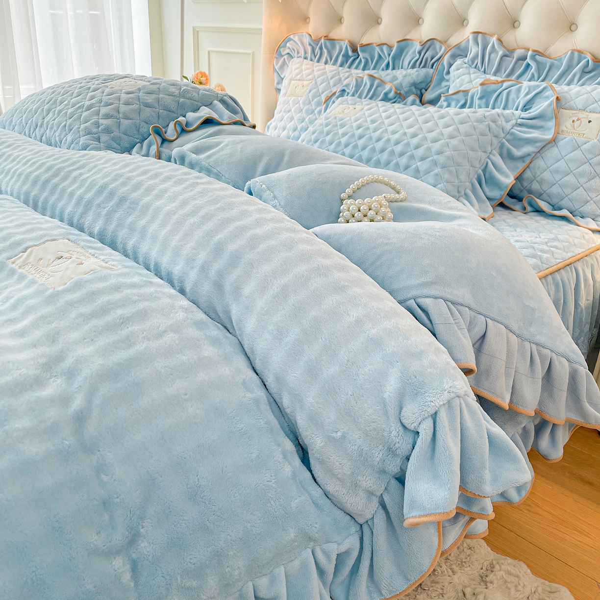 91家纺网 家纺一手货源 找家纺 情恒家纺 2025新款立体泡泡牛奶绒夹棉床裙四件套系列-浅语光年 浅语光年-蔚蓝