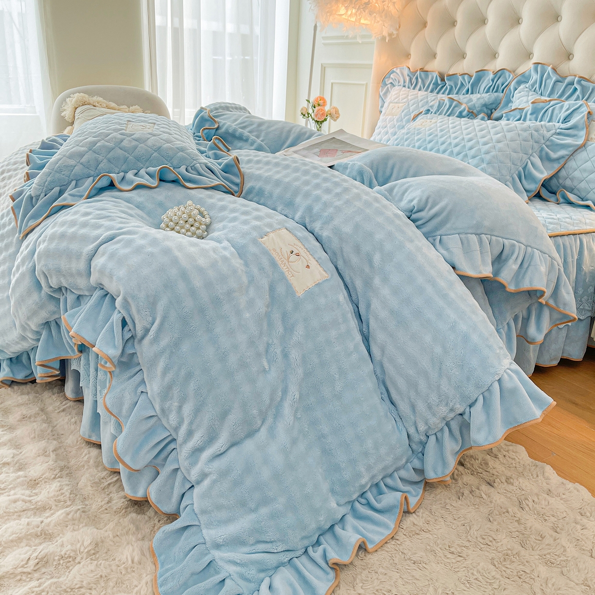 91家纺网 家纺一手货源 找家纺 情恒家纺 2025新款立体泡泡牛奶绒夹棉床裙四件套系列-浅语光年 浅语光年-蔚蓝