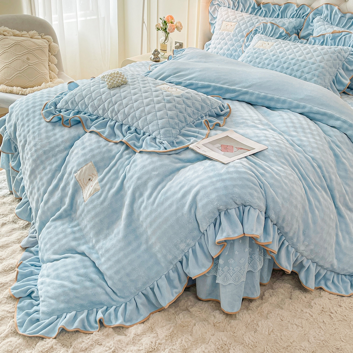 91家纺网 家纺一手货源 找家纺 情恒家纺 2025新款立体泡泡牛奶绒夹棉床裙四件套系列-浅语光年 浅语光年-蔚蓝