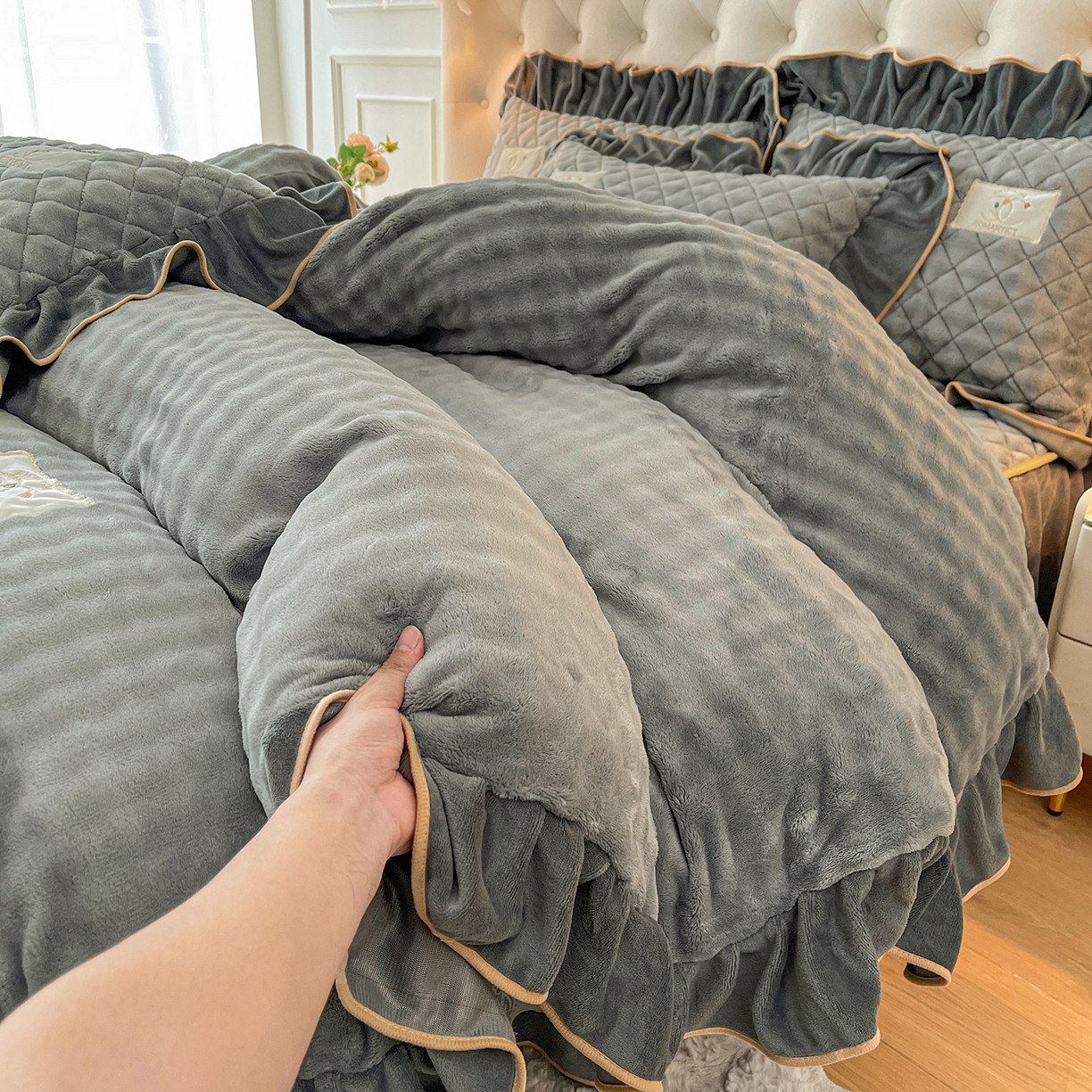 91家纺网 家纺一手货源 找家纺 情恒家纺 2025新款立体泡泡牛奶绒夹棉床裙四件套系列-浅语光年 浅语光年-星灰