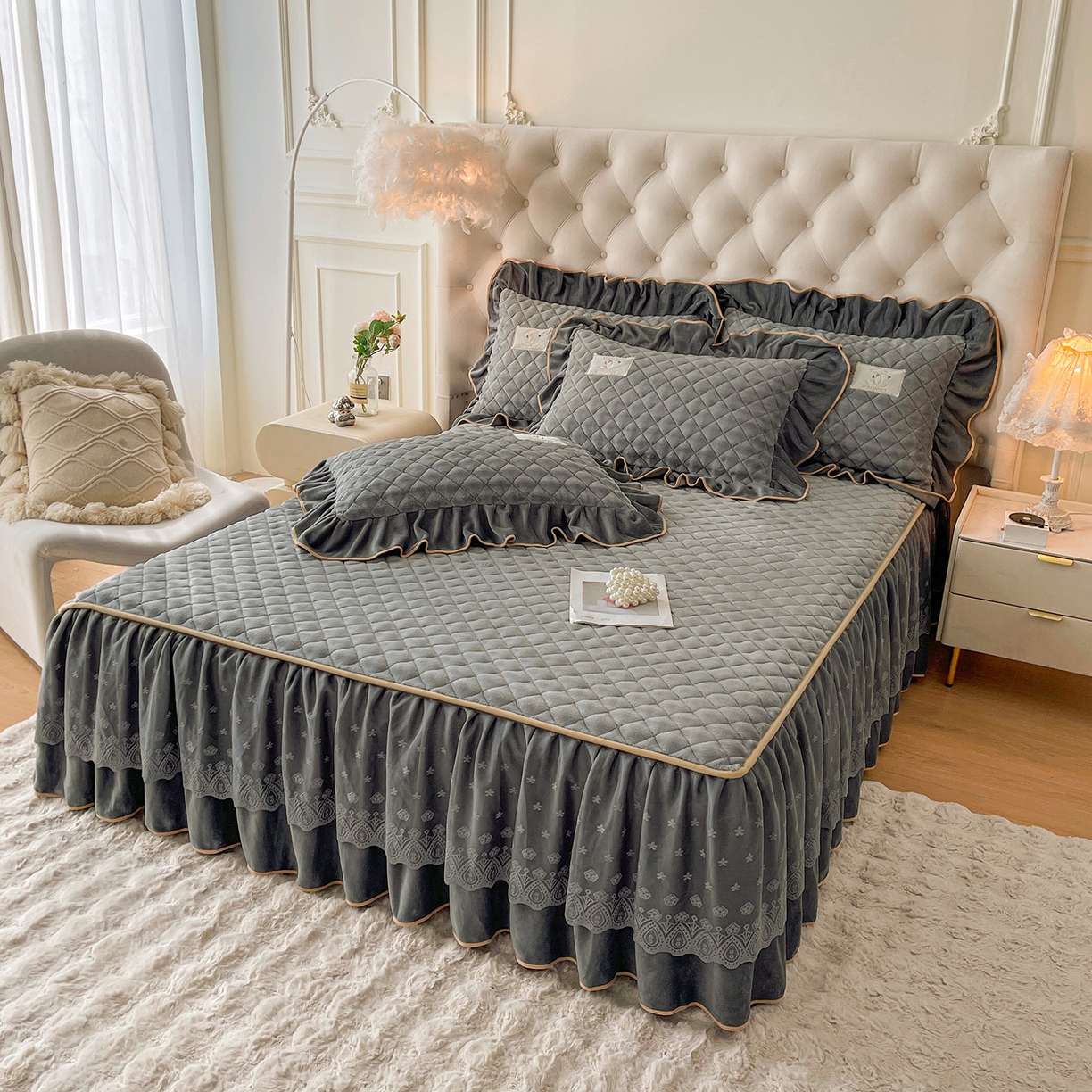 91家纺网 家纺一手货源 找家纺 情恒家纺 2025新款立体泡泡牛奶绒夹棉床裙四件套系列-浅语光年 浅语光年-星灰