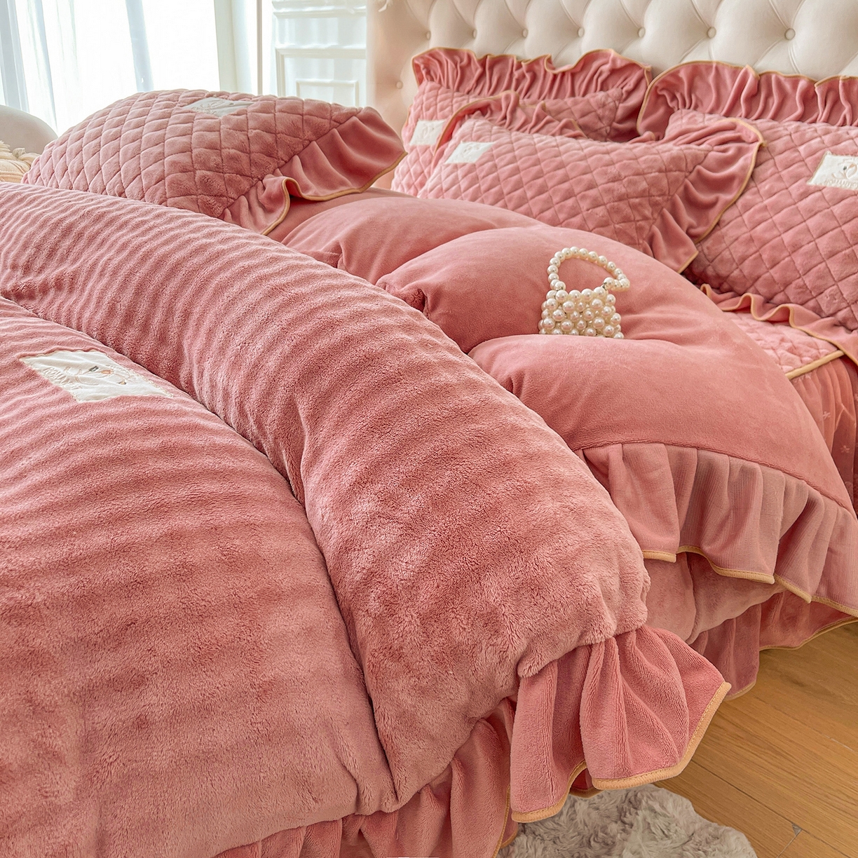 91家纺网 家纺一手货源 找家纺 （总）情恒家纺 2025新款立体泡泡牛奶绒夹棉床裙四件套系列-浅语光年