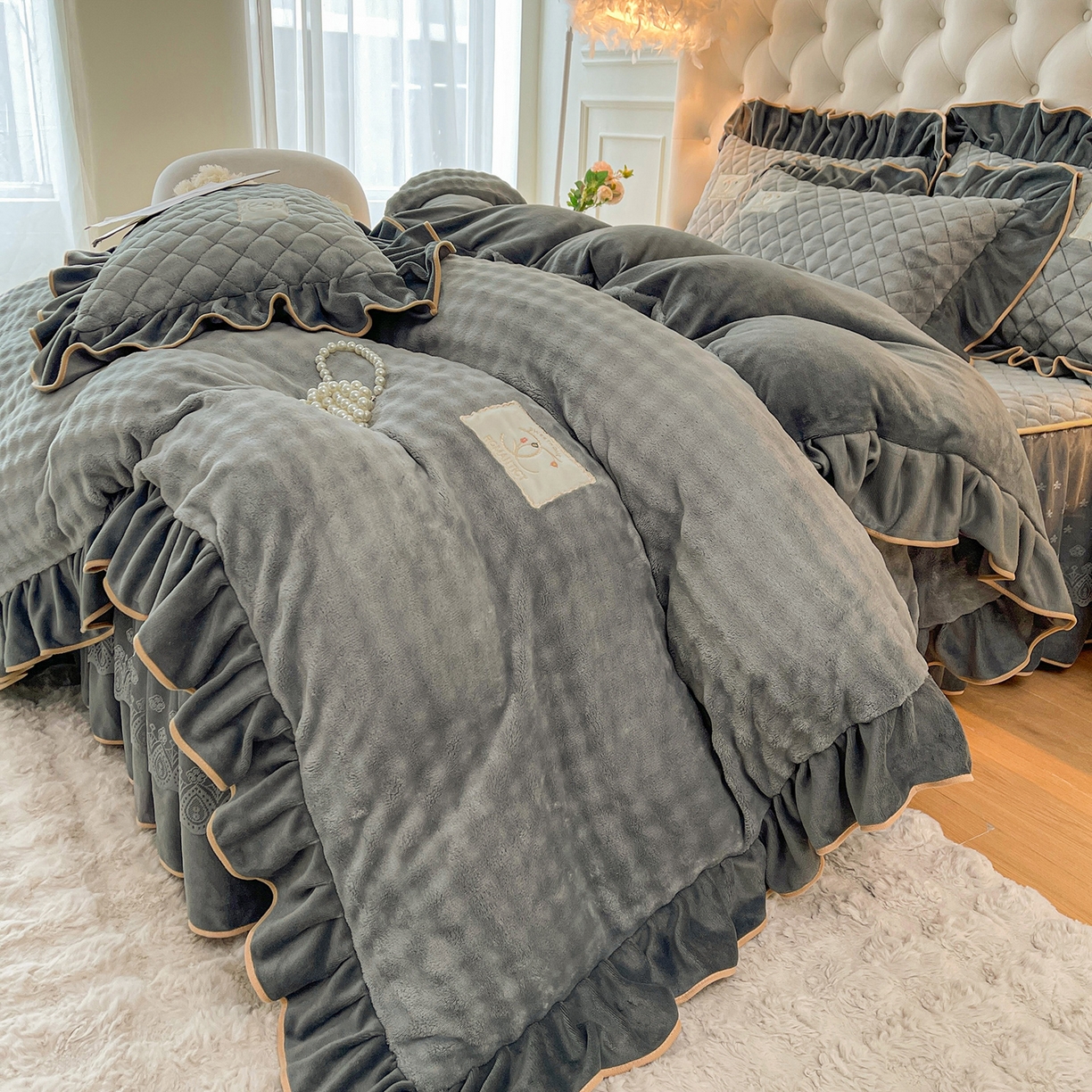 91家纺网 家纺一手货源 找家纺 情恒家纺 2025新款立体泡泡牛奶绒夹棉床裙四件套系列-浅语光年 浅语光年-星灰