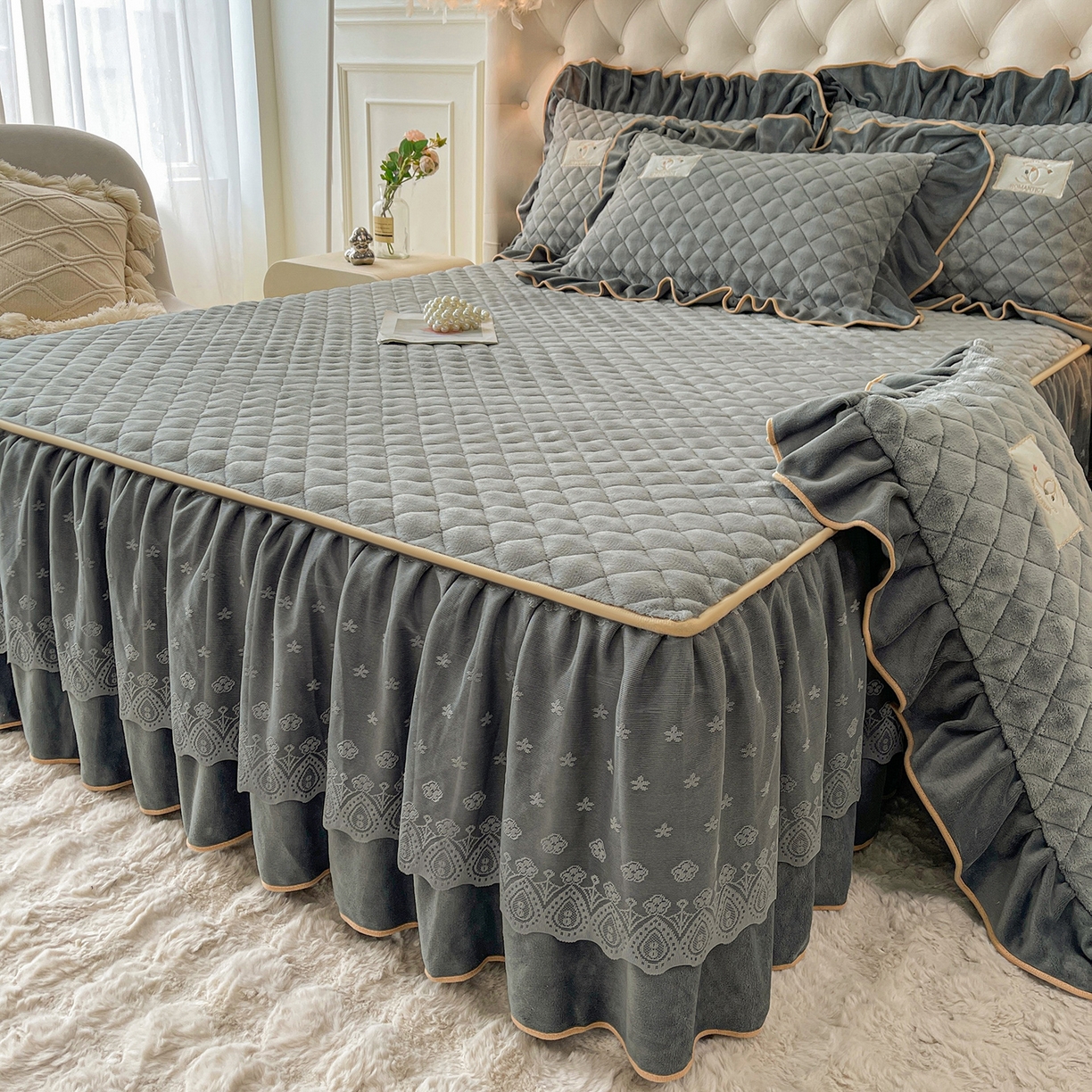 91家纺网 家纺一手货源 找家纺 情恒家纺 2025新款立体泡泡牛奶绒夹棉床裙四件套系列-浅语光年 浅语光年-星灰