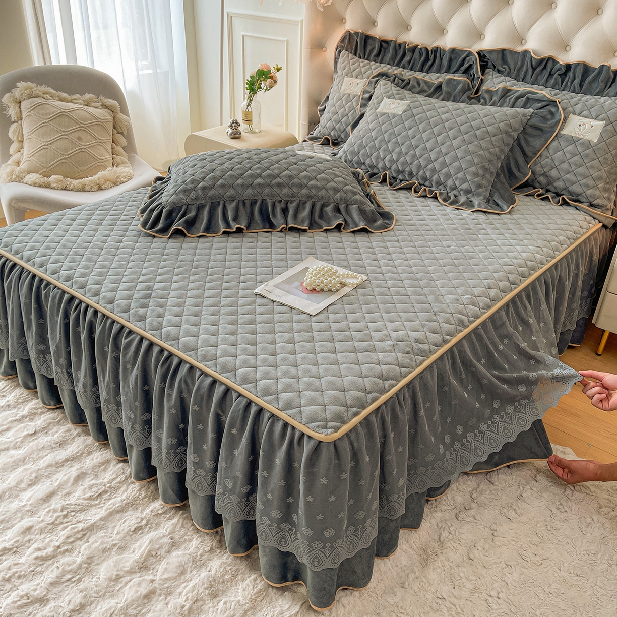 91家纺网 家纺一手货源 找家纺 情恒家纺 2025新款立体泡泡牛奶绒夹棉床裙四件套系列-浅语光年 浅语光年-星灰