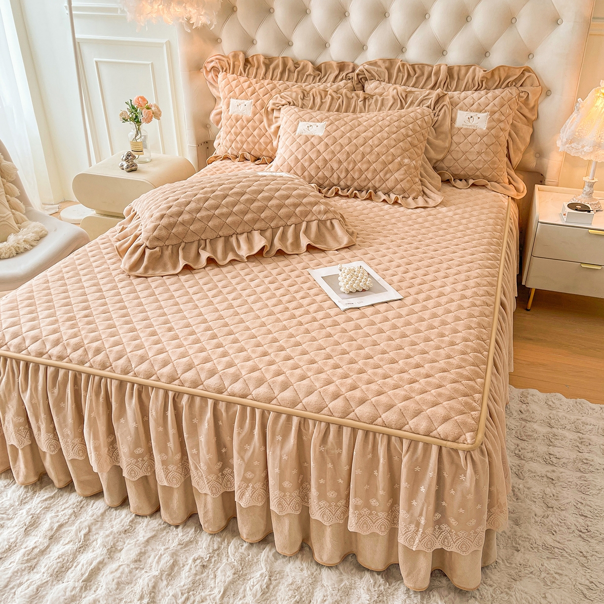 91家纺网 家纺一手货源 找家纺 情恒家纺 2025新款立体泡泡牛奶绒夹棉床裙四件套系列-浅语光年 浅语光年-卡其