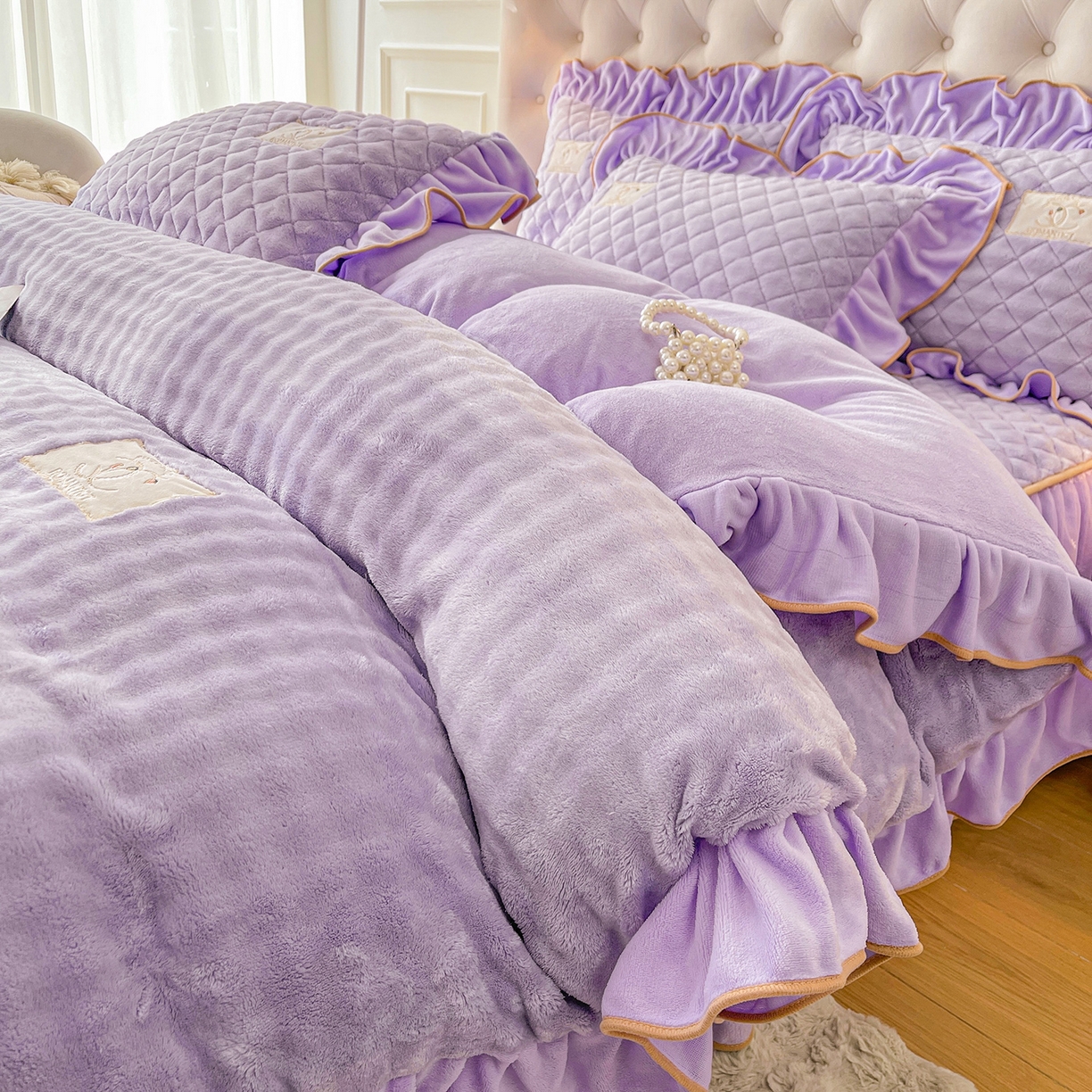 91家纺网 家纺一手货源 找家纺 情恒家纺 2025新款立体泡泡牛奶绒夹棉床裙四件套系列-浅语光年 浅语光年-梦紫