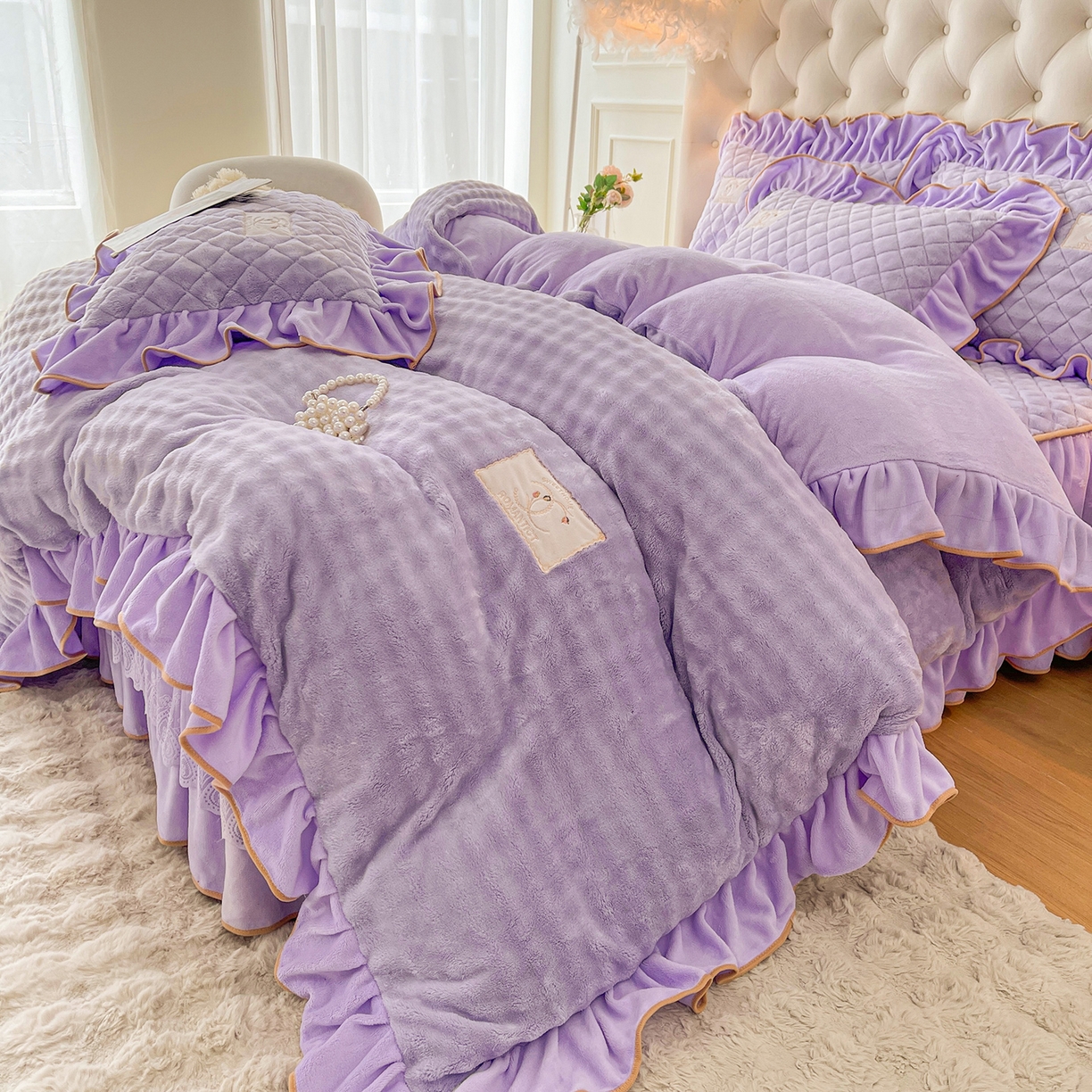 91家纺网 家纺一手货源 找家纺 情恒家纺 2025新款立体泡泡牛奶绒夹棉床裙四件套系列-浅语光年 浅语光年-梦紫