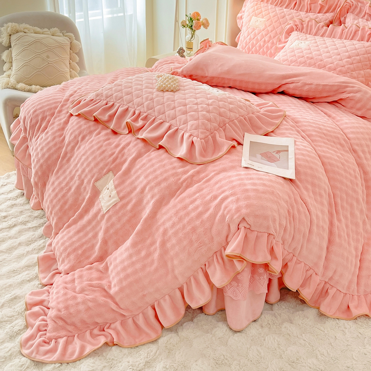 91家纺网 家纺一手货源 找家纺 情恒家纺 2025新款立体泡泡牛奶绒夹棉床裙四件套系列-浅语光年 浅语光年-香粉