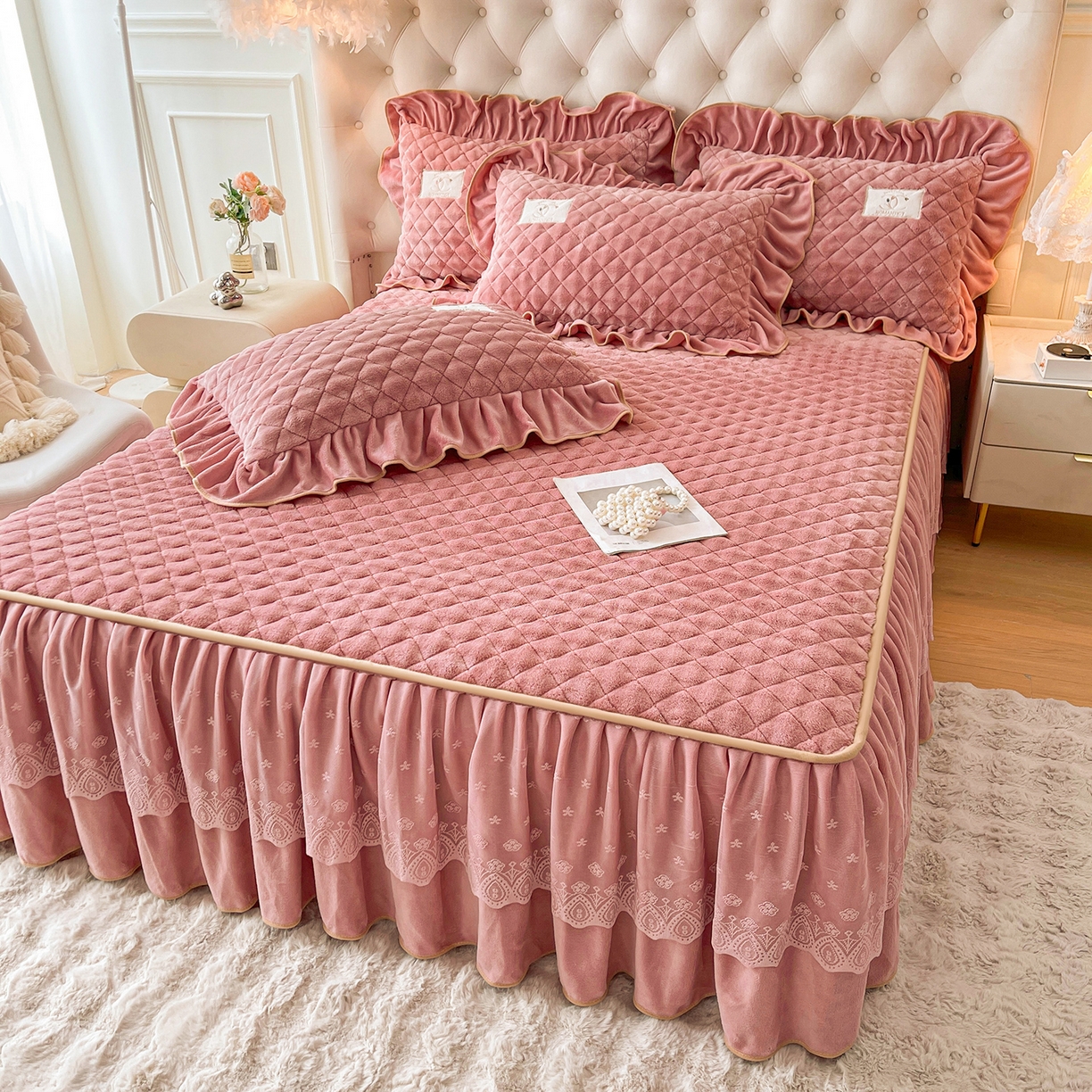 91家纺网 家纺一手货源 找家纺 （总）情恒家纺 2025新款立体泡泡牛奶绒夹棉床裙四件套系列-浅语光年