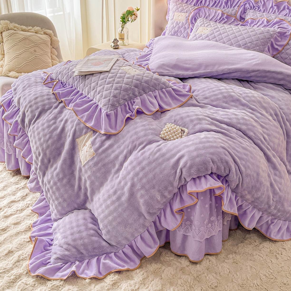 91家纺网 家纺一手货源 找家纺 情恒家纺 2025新款立体泡泡牛奶绒夹棉床裙四件套系列-浅语光年 浅语光年-梦紫