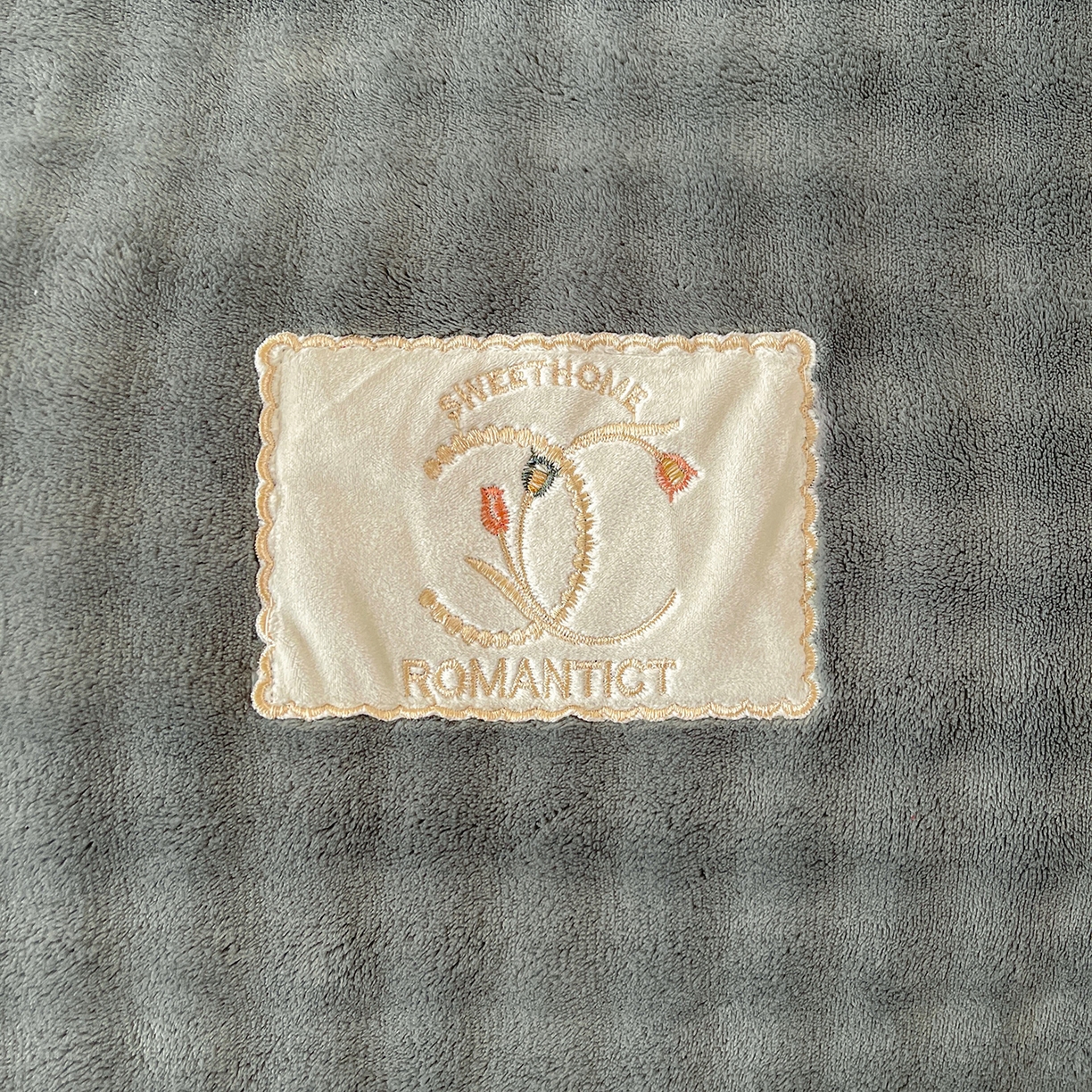 91家纺网 家纺一手货源 找家纺 情恒家纺 2025新款立体泡泡牛奶绒夹棉床裙四件套系列-浅语光年 浅语光年-星灰