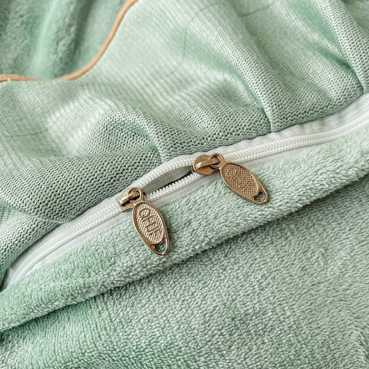 91家纺网 家纺一手货源 找家纺 情恒家纺 2025新款立体泡泡牛奶绒夹棉床裙四件套系列-浅语光年 浅语光年-水绿