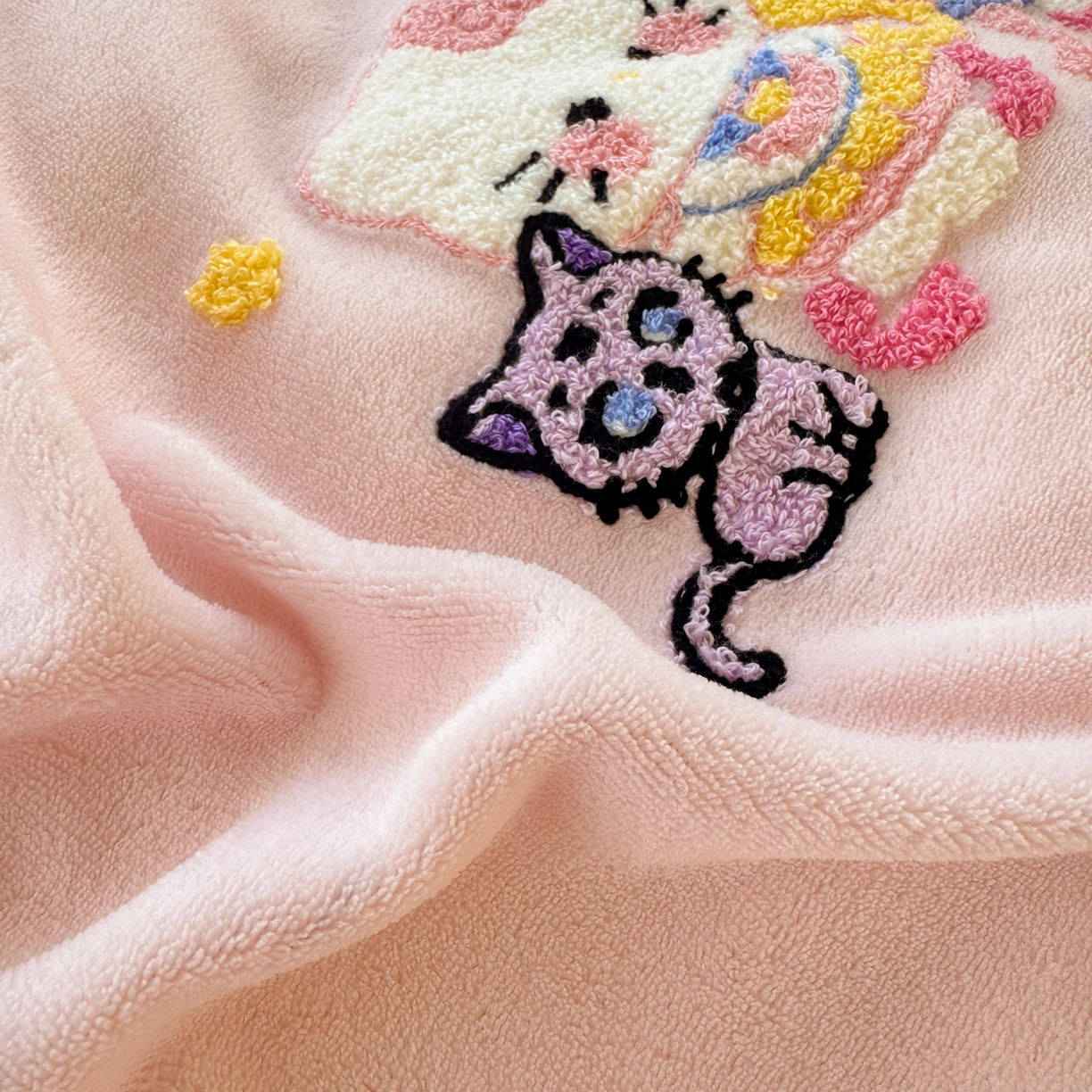 91家纺网 家纺一手货源 找家纺 乐童家纺 2025新款小清新牛奶绒毛巾绣四件套-第二波 美少女战士粉绒