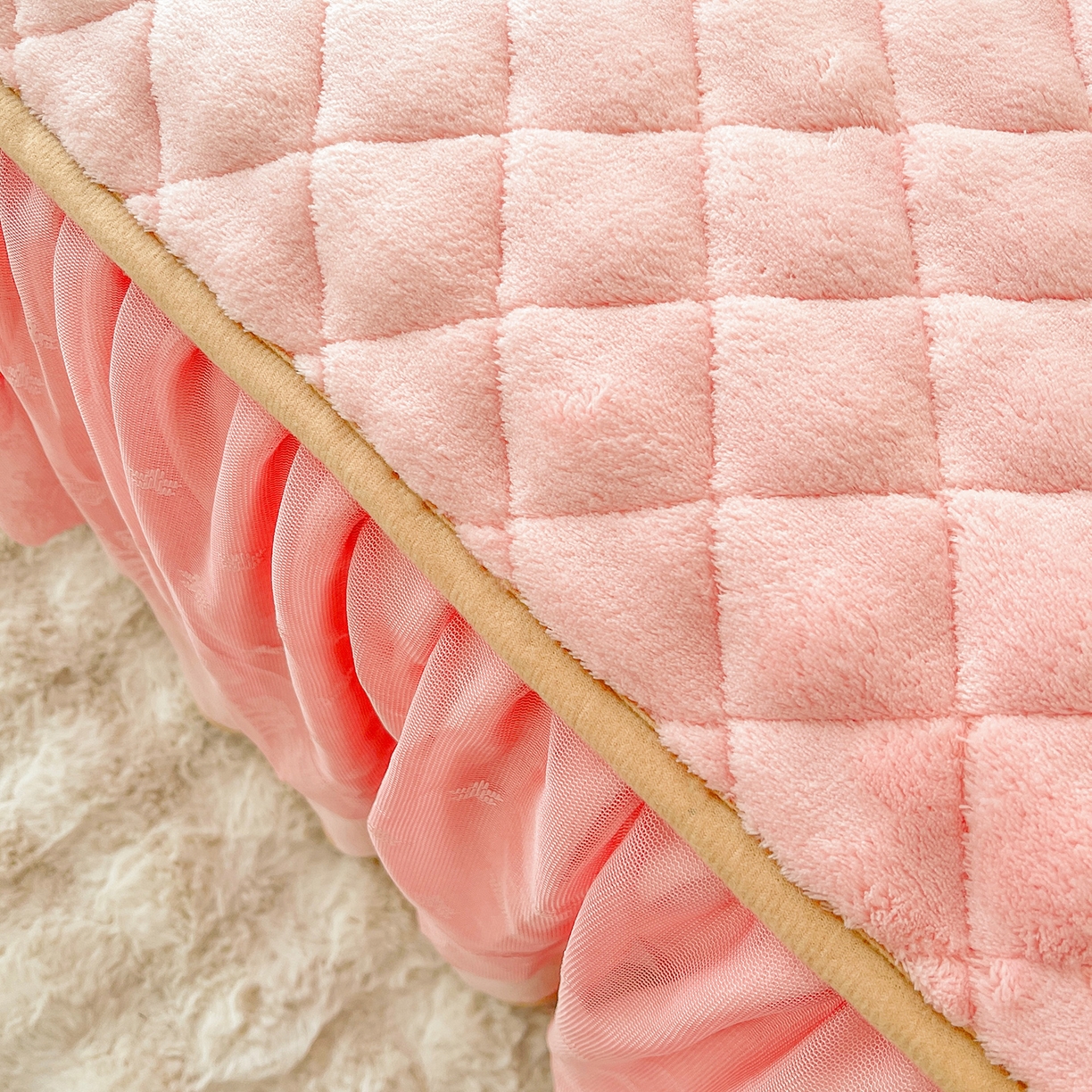 91家纺网 家纺一手货源 找家纺 情恒家纺 2025新款立体泡泡牛奶绒夹棉床裙四件套系列-浅语光年 浅语光年-香粉