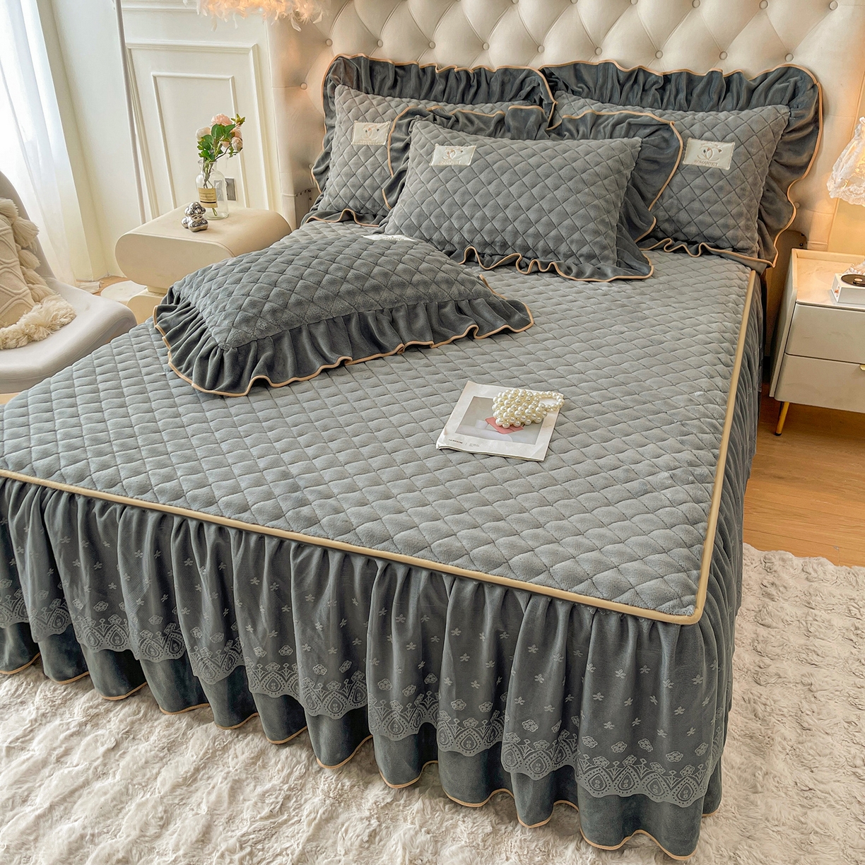 91家纺网 家纺一手货源 找家纺 情恒家纺 2025新款立体泡泡牛奶绒夹棉床裙四件套系列-浅语光年 浅语光年-星灰