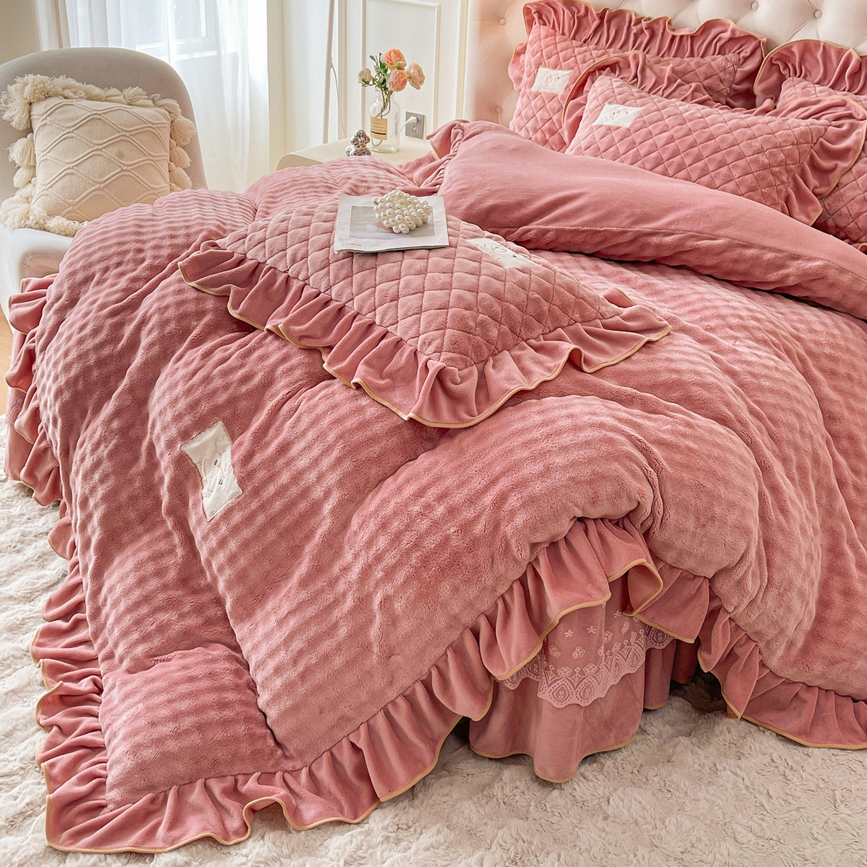 91家纺网 家纺一手货源 找家纺 （总）情恒家纺 2025新款立体泡泡牛奶绒夹棉床裙四件套系列-浅语光年