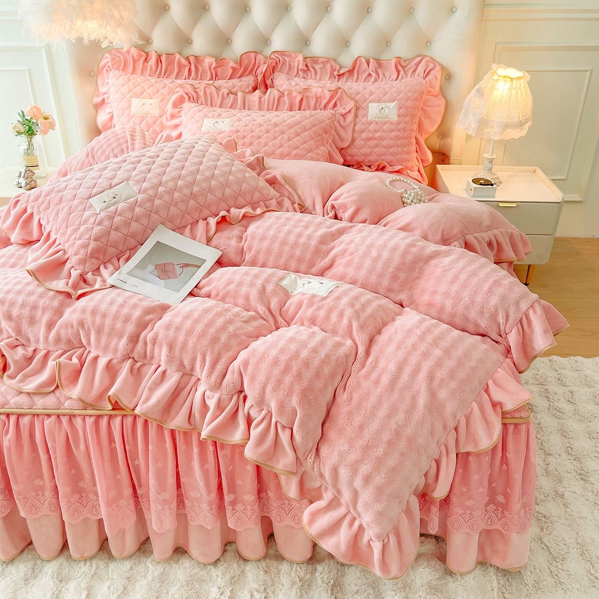 91家纺网 家纺一手货源 找家纺 情恒家纺 2025新款立体泡泡牛奶绒夹棉床裙四件套系列-浅语光年 浅语光年-香粉