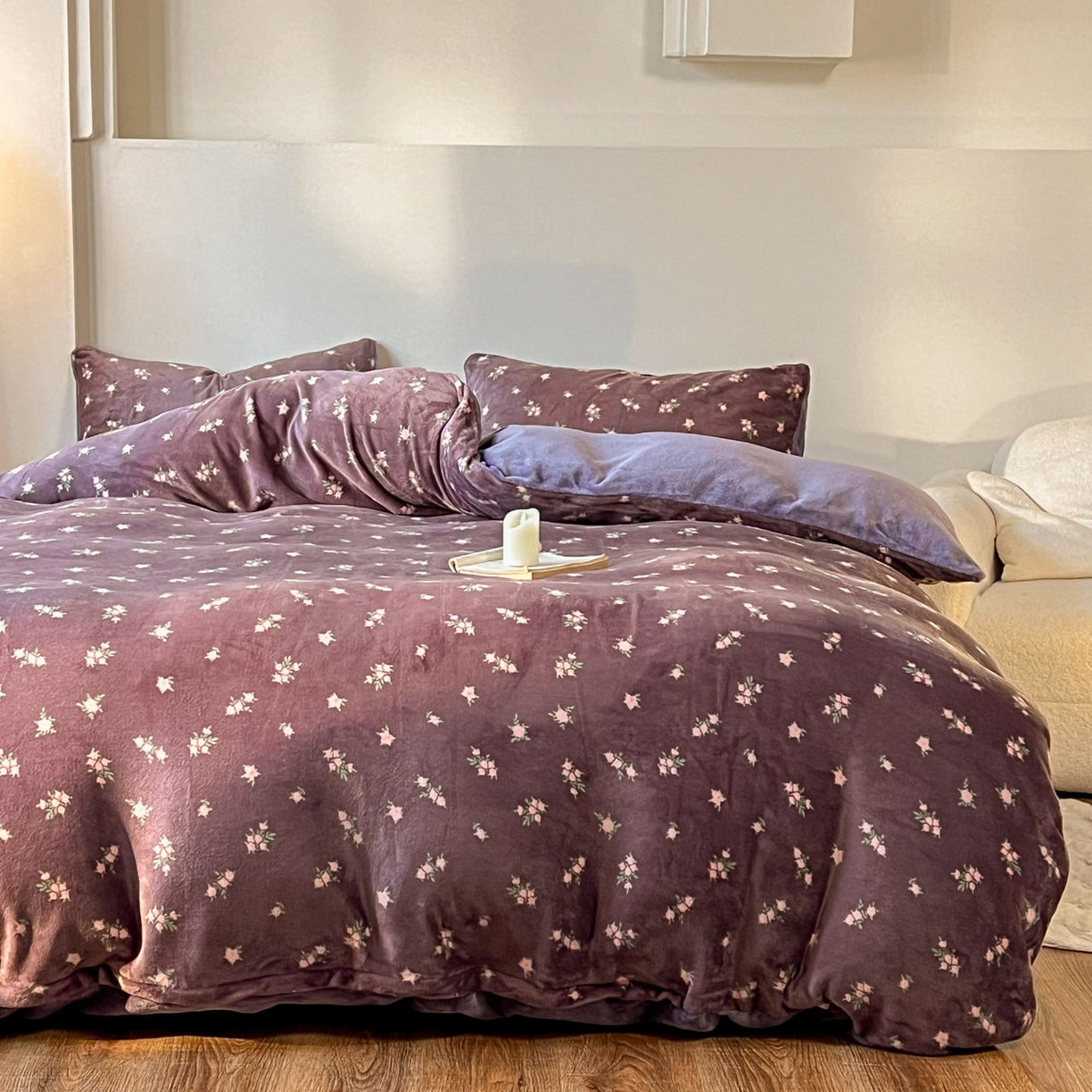 91家纺网 家纺一手货源 找家纺 思诺羽床笠 2025新款加厚牛奶绒印花四件套 紫花绒梦